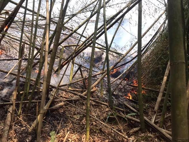 嘉义县达邦公路第一个明隧道上边坡今天下午又起火。（翻摄自阿里山邹族部落道路资讯脸书／张亦惠嘉县传真）