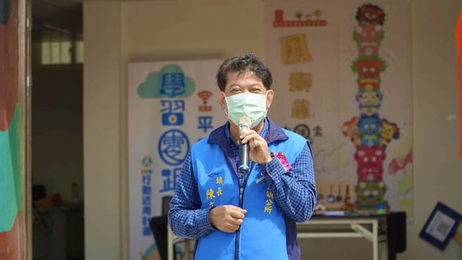 陈文顾镇长鼓励高龄乡亲走出来，分享学习电脑看见缤纷世界的乐趣。（金湖镇公所提供）