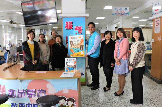 苗栗市公所与中华民国珍珠社会福利服务协会合作，将于4月6日起每周二上午9时至12时提供免费「家事事件商谈服务」，是全县第1个设有此服务平台的乡镇市公所，3月26日举办挂牌仪式。（巫静婷摄）