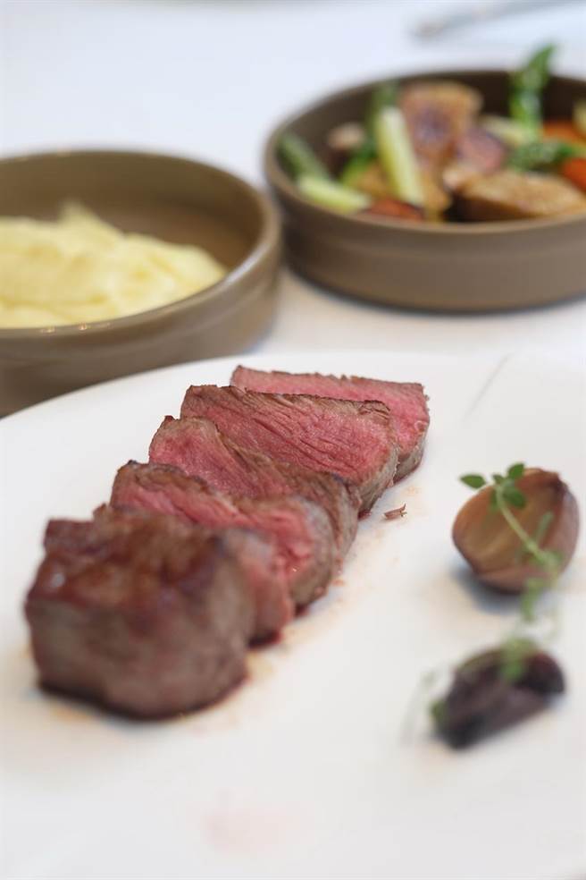 （台北花园大酒店拚住房推出「一泊一食」住房案，入住即依人数提供PRIME ONE 牛排馆「 炭烤美国肋眼心牛排」。 图／台北花园大酒店提供）