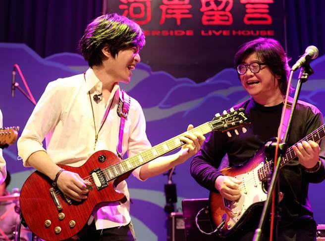 怪兽（左）与林正如老师同台共演。（相信音乐提供）