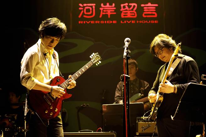 怪兽（左）与林正如老师同台共演。（相信音乐提供）