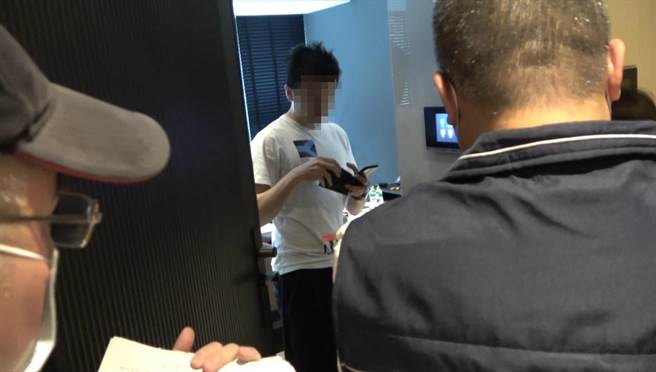 亚裔加拿大籍男子得知保时捷名车被查封，才赶紧拿出信用卡缴清30万元罚锾。（台北分署提供）