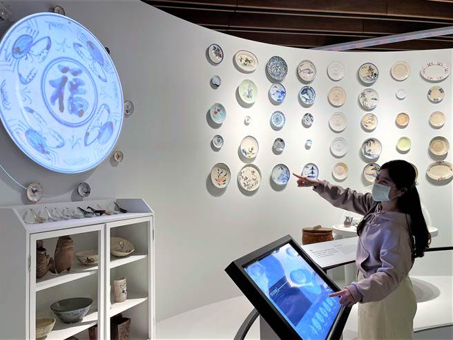 新北市立莺歌陶瓷博物馆近期重新开放常设展「回看所来处—臺湾陶瓷歷史」，新增互动多媒体设施，打破传统歷史展示的刻板印象。（蔡雯如摄）