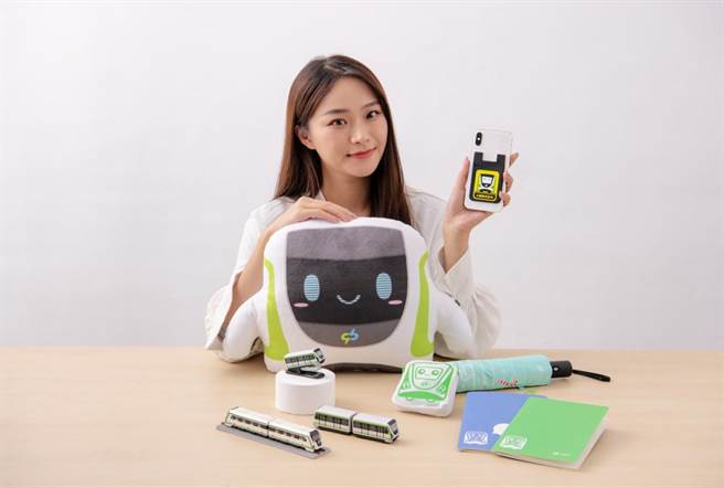 配合中捷綠線將通車，台中捷運公司再度推出快閃店花車「小綠綠福利社」，將銷售小綠綠周邊新商品。（中捷公司提供／林欣儀台中傳真）