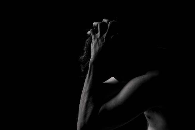 男子在警局内离奇死亡，警方称畏罪咬舌轻生，但诡异的是，法医验尸发现舌头无伤口，而是颈部遭刺伤2处致死。（示意图/Shutterstock提供）