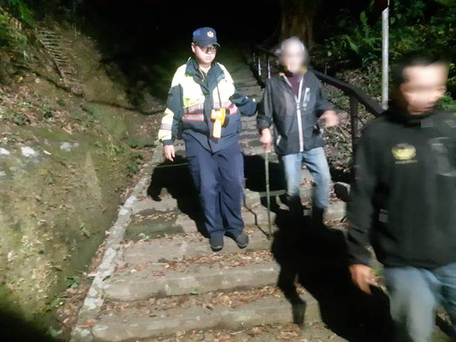 頭份警分局田美所員警協助搜尋林姓登山客護送下山。（頭份警分局提供／謝明俊苗栗傳真）