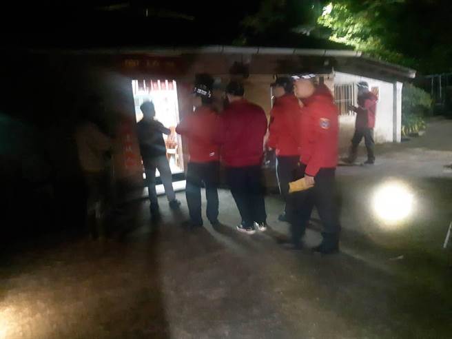 頭份警分局田美所員警與南庄消防分隊聯手搜尋林姓登山客護送下山。（頭份警分局提供／謝明俊苗栗傳真）