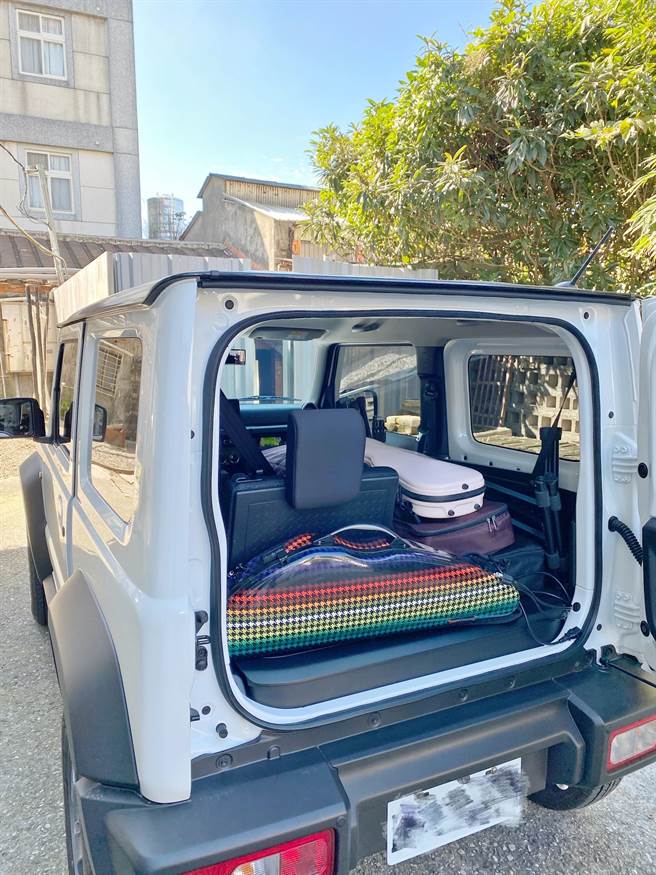 林逸欣将百万乐器通通搬上车。（旋转娱乐提供）