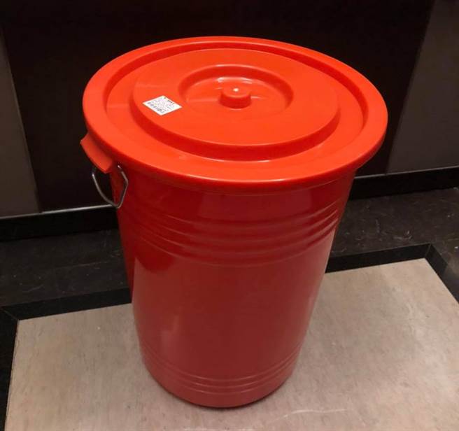 急诊医谢宗学在粉专晒出五金行新购的水桶，他说，店内看到满满的人潮，直呼有种脱离现实的荒谬感。（图撷自粉专Dr. E 小儿急诊室日志）