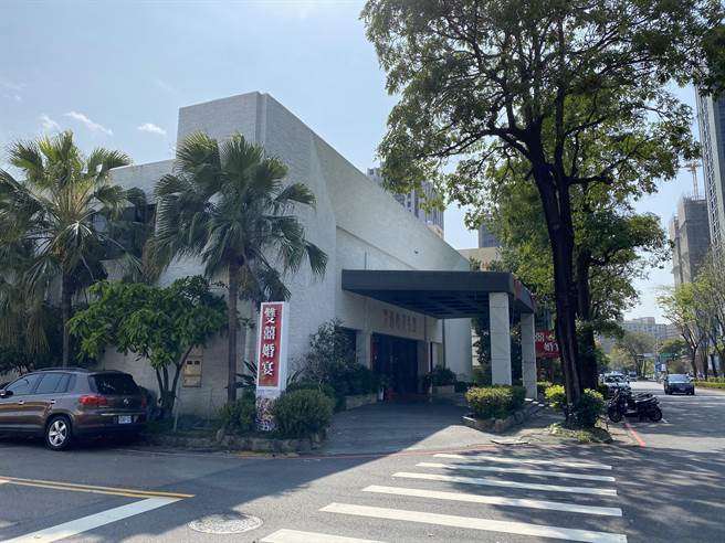 「全海岸活虾餐厅」旗下双囍婚宴会馆近期传出将顶让。（冯惠宜摄）