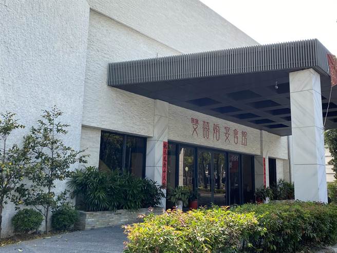 「全海岸活虾餐厅」旗下双囍婚宴会馆近期传出将顶让。（冯惠宜摄）