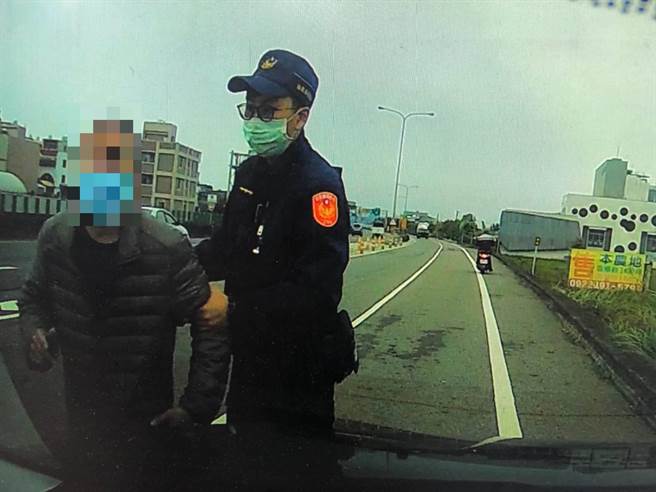 竹南警分局中港海口所员警护送杨姓失智老翁离开西滨快速道路。（竹南警分局提供／谢明俊苗栗传真）