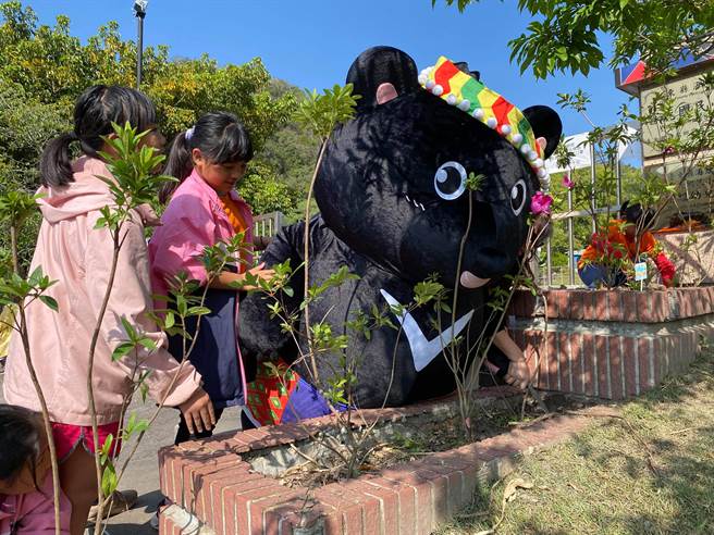 台东林区管理处关山工作站26日选在台东县海拔高度最高的雾鹿国小和利稻分校同步举行植树活动，熊偶现身吸引孩童的目光。（蔡旻妤摄）