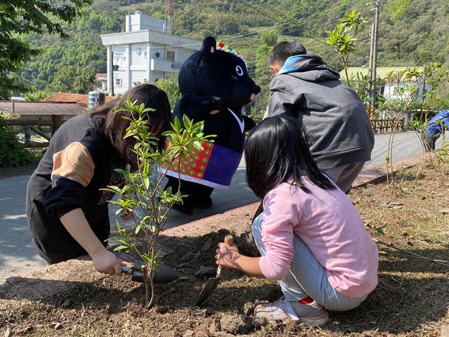 台东林区管理处关山工作站26日选在台东县海拔高度最高的雾鹿国小和利稻分校同步举行植树活动，熊偶现身吸引孩童的目光。（蔡旻妤摄）