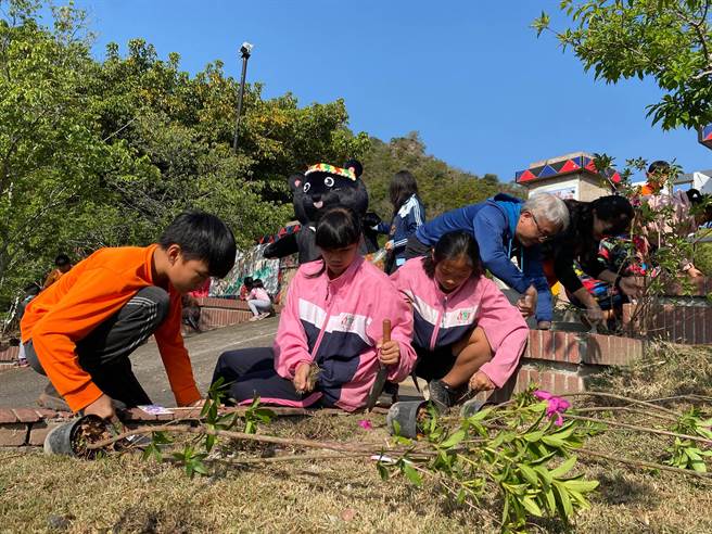 台东林区管理处关山工作站26日选在台东县海拔高度最高的雾鹿国小和利稻分校同步举行植树活动，熊偶现身吸引孩童的目光。（蔡旻妤摄）