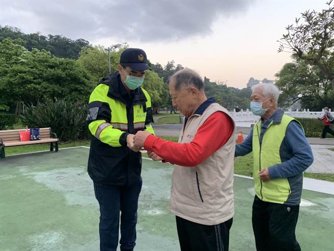 内湖分局员警提供年长者亮光片，并进行行人交通安全宣导。（翻摄照片／林郁平台北传真）