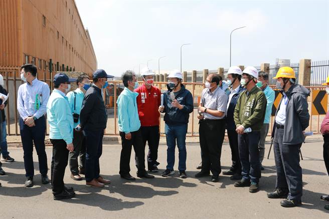 缓解台中港区用水问题，水利署将使用台电台中火力发电厂蓄水池为中继站，以淡化海水方式提供港区每日1.3吨水量。（林欣仪摄）