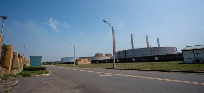 缓解台中港区用水问题，水利署将使用台电台中火力发电厂蓄水池为中继站，以淡化海水方式提供港区每日1.3吨水量。（林欣仪摄）