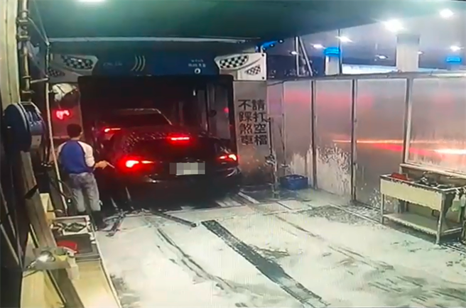 1名网友到自动洗车厂洗车，汽车才刚进入输送带中准备清洁，没想到就遭后车车辆往前直接撞上。（图／翻摄自爆料公社）