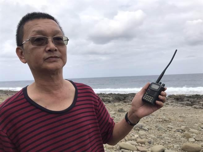 恒春半岛威鲸救难协会成员许耿睿26日在鼻头礁至南仁渔港段收到疑似飞行员发报器讯号。（谢佳潾摄）