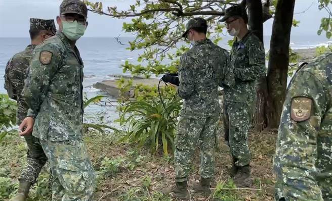 军方获报后，立即派遣直升机、电信人员前往确认讯号。（谢佳潾摄）