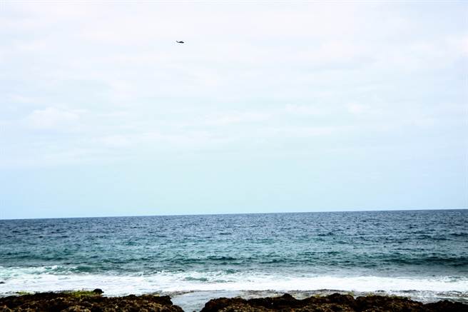 军方获报后，立即派遣直升机、电信人员前往确认讯号。（谢佳潾摄）