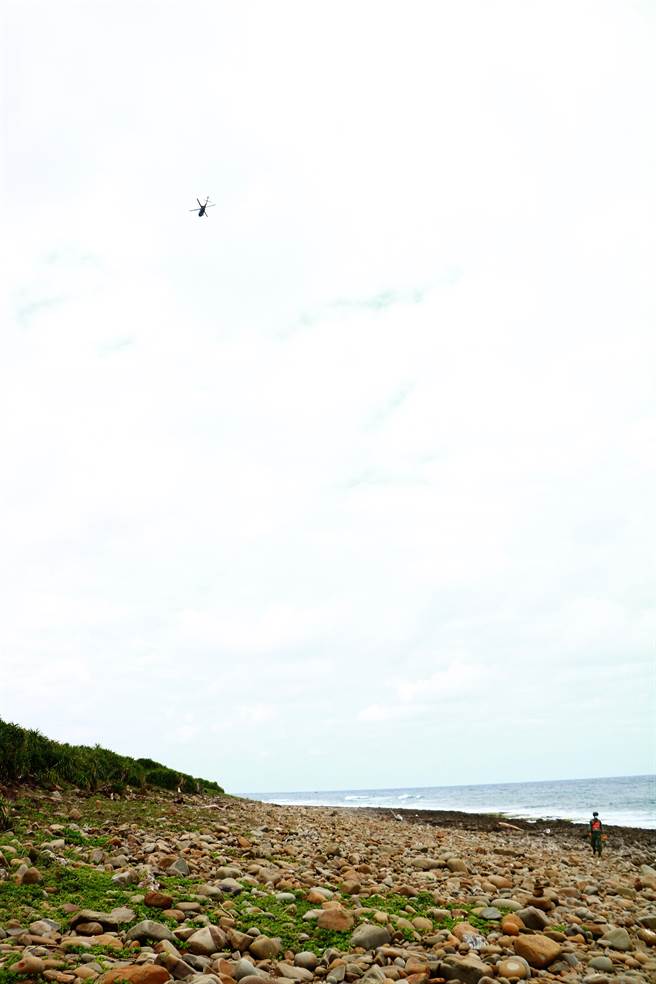 军方获报后，立即派遣直升机、电信人员前往确认讯号。（谢佳潾摄）