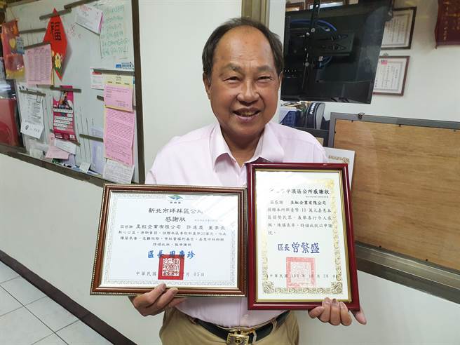 前台北縣香丘里里長許連慶曾因腎臟病面臨生死關頭，病癒後不改熱心服務本性，10餘年來幫助上百戶弱勢。（葉書宏攝）