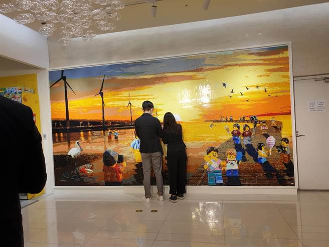 台中大遠百樂高授權專賣店以出高美溼地作為馬賽克牆設計主題，在超過20萬顆樂高積木的拼裝下，如水彩畫般渲染在天空中的金黃夕陽、倒映於濕地上的漸層光澤感，完美呈現出複雜精細的樂高拼裝藝術。（馮惠宜攝）