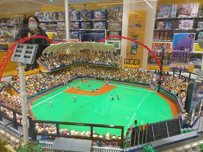 台中大遠百樂高授權專賣店比照國際規格，以孩童的觀賞視角為主要設計考量，細心設置台中洲際棒球場特色積木造景，真實還原見證多場國際級賽事的台中洲際棒球場。（馮惠宜攝）