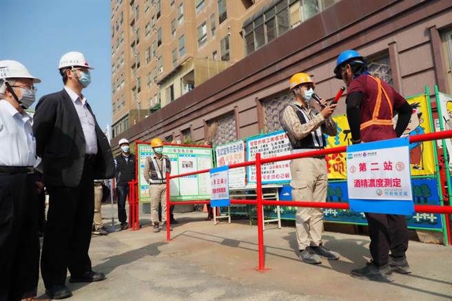 高市勞工局26日舉辦「工地酒測管制觀摩」，盼降低職災率。（高市勞工局提供／柯宗緯高雄傳真）