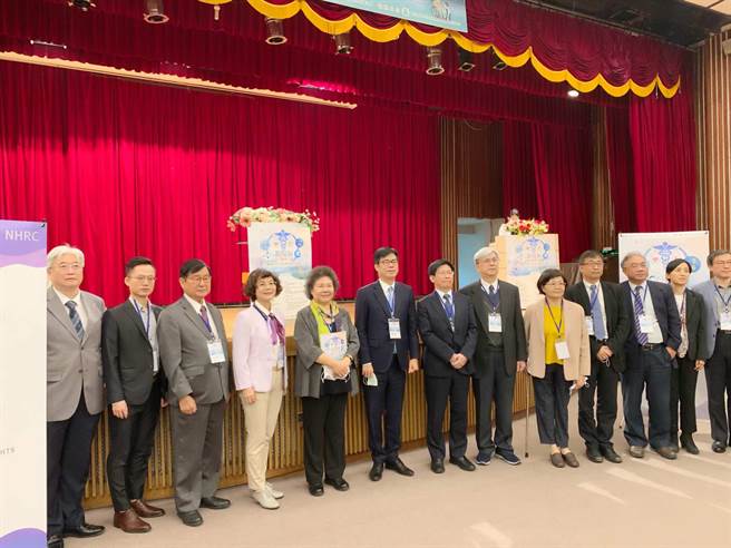 监察院、高市府合办「银髮族当代医疗人权议题讨论与政策建议研讨会」26日登场，高雄市长陈其迈（左六）与监察院长陈菊（左五）等人与会。（柯宗纬摄）