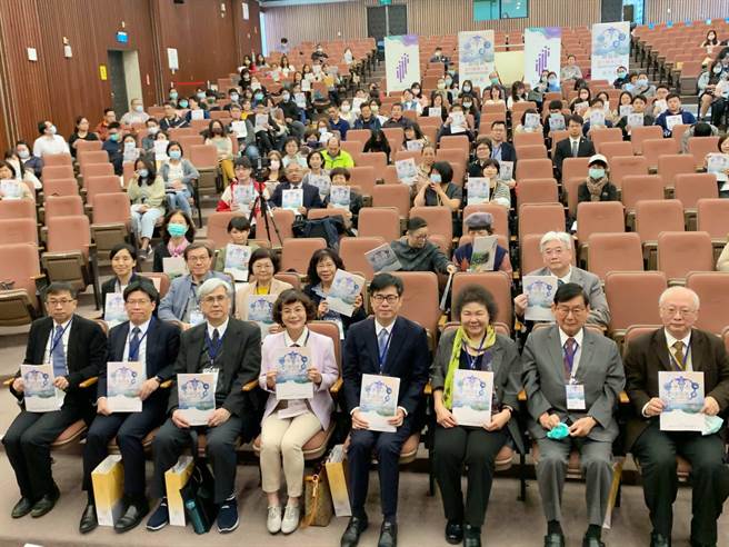 监察院、高市府合办「银髮族当代医疗人权议题讨论与政策建议研讨会」26日登场，高雄市长陈其迈（前排右四）与监察院长陈菊（前排右三）等人与会。（柯宗纬摄）