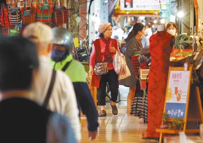 國發會公布景氣燈號，逾十年來首度亮出代表景氣熱絡的紅燈。（圖／報系資料照）