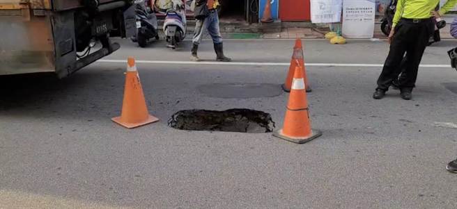 芦竹区南上路出现一处坑洞。（姜霏摄）