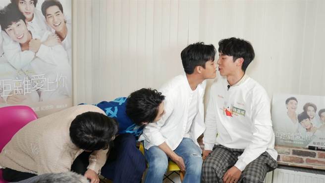 涂善存（左起）、陈立安、安俊朋、林嘉威上节目玩游戏。（民视提供）