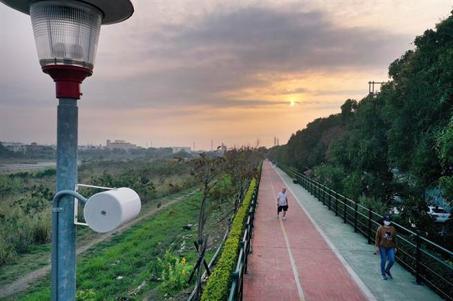 大里草湖溪自行车道，涂城段还装设防水喇叭，可边散步、边听音乐。（黄国峰摄）