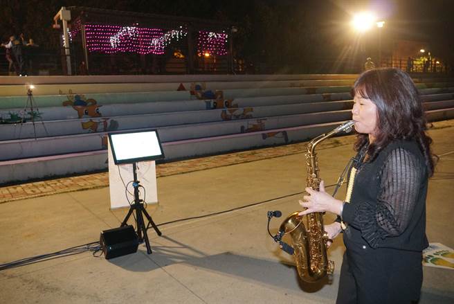 大里草湖溪自行车道，涂城段装设防水喇叭，可边散步、边听音乐外，中途的河滨公园篮球场，星期一至三晚上，还有萨克斯风乐团来现场演奏。（黄国峰摄）