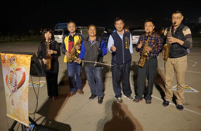 涂城里长黄仁耀及好声音乐团，邀请民眾傍晚可来大里草湖溪自行车道，涂城段散步、边听音乐。（黄国峰摄）