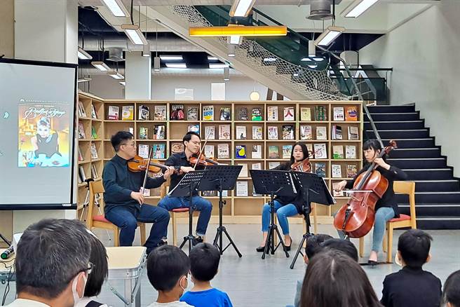 新竹縣政府文化局將舉辦「樂讀有聲圖書館」，推出多項音樂活動，使圖書館不僅有書香也樂音飄揚。（莊旻靜攝）