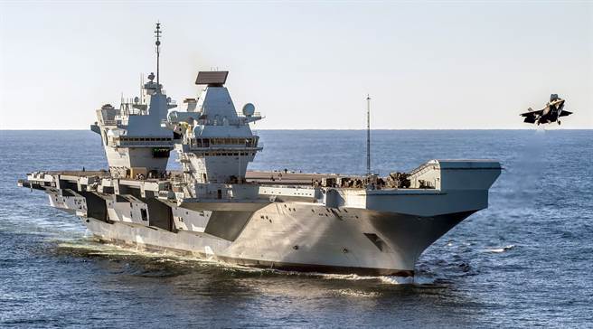 1架F35B战机从英国「伊莉莎白女王」号（HMS Queen Elizabeth，R08）航母上起飞的画面。（英国皇家海军/达志图库）
