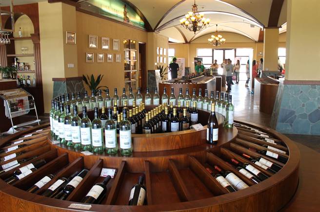 大陆商务部裁定将对澳大利亚葡萄酒课徵反倾销税，税率为116.2%—218.4%，期限5年。图为广西保税港区国际酒类交易中心展厅。（图／中新社）