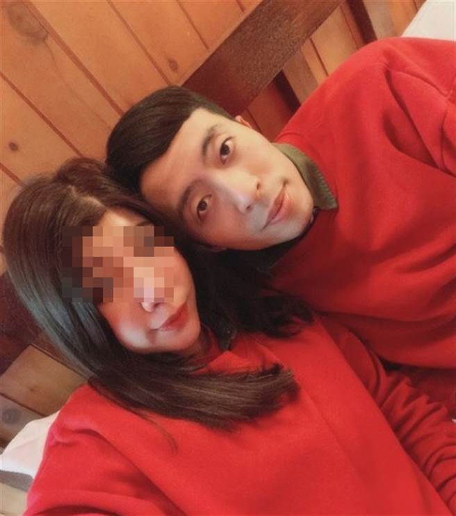 罹难飞官罗尚桦(右)以及妻子。（翻摄脸书）