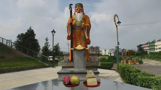 清明节将至，台中市政府因应疫情变化、持续防疫，提供「线上祭拜」服务，降低扫墓群聚感染风险。（台中市府提供／卢金足台中传真）