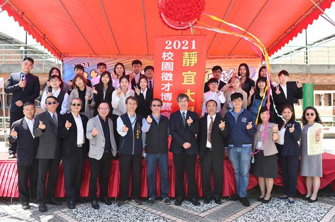 静宜「校园徵才博览会」邀请超过70家国内外金融、科技、餐饮等领域知名企业走入校园，学生现场面试，毕业直接就业！（陈世宗摄）