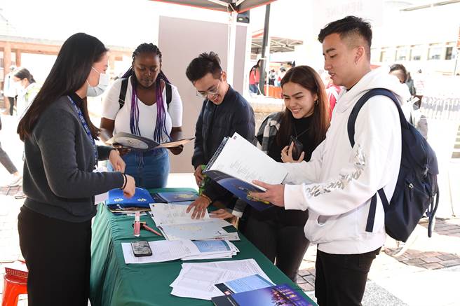 参与静宜「校园徵才博览会」的企业也国际揽才，锁定静宜外籍学生，期待注入跨国新血。（陈世宗摄）