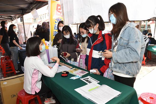 静宜设立「职辅微学分课程」、「大四生特色履歷」辅导，让学生储备就业竞争力，降低学用及劳雇期望落差。（陈世宗摄）