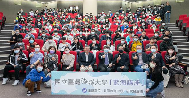 海洋大学「蓝海讲座」李岗导演吸引逾三百位师生聆听演讲。(图/海洋大学提供)
