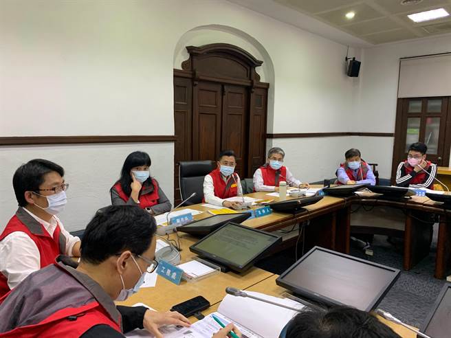 新竹市长林智坚（中）今天傍晚宣布奖励办法，民眾的5或6月帐单用水量只要较上期节省超过5％，即可参加抽奖并有机会获得Apple Watch！（陈育贤摄）